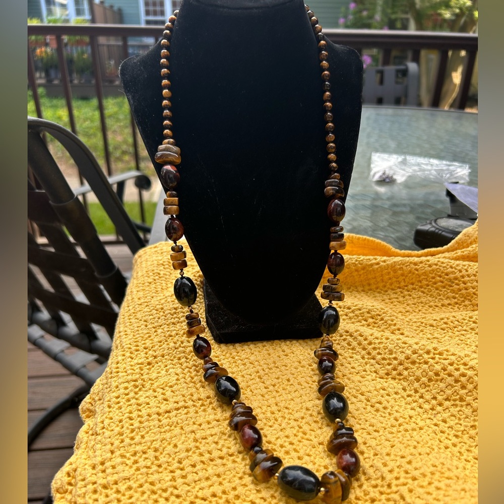 NWOT Stunningly Beautiful women’s Stone Necklace 17” length